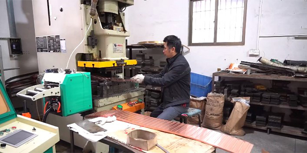 stamping workshop atelier d'estampage