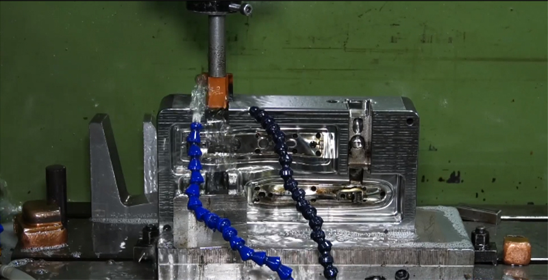 Traitement de moulage par injection en plastique